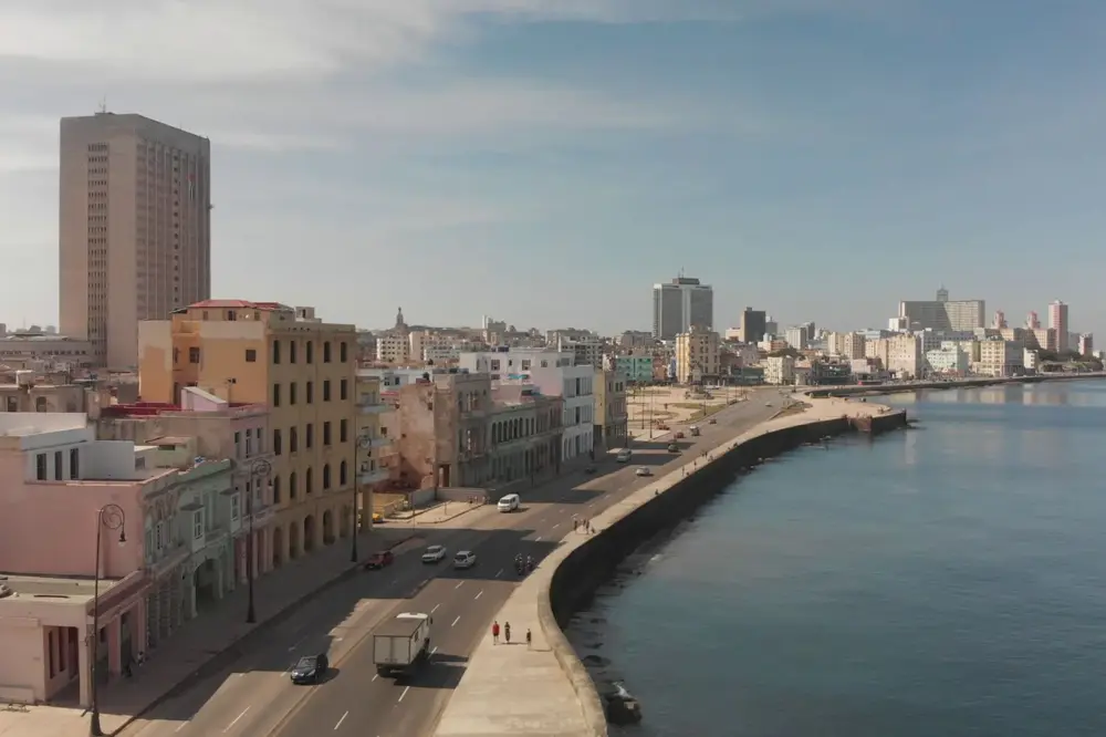 La curva del Malecón y los edificios de La Habana Vieja junto a la bahía